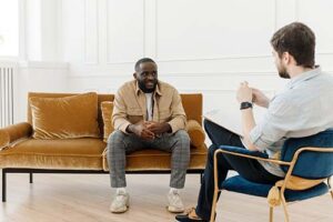 man talks with therapist in dissociative disorder treatment